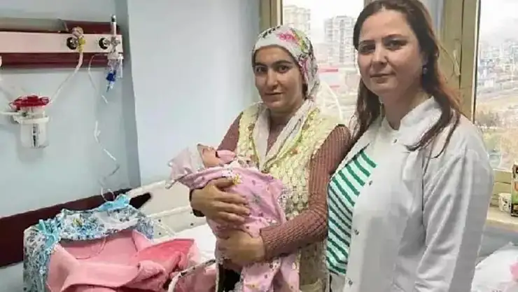 Siirtli Bebek, Annesiyle Bağı Koparılmadan Ameliyat Edildi