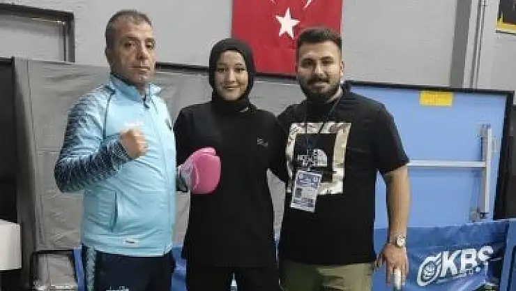 Siirtli Boksör Helen Rüzgar, Yarı Finale Yükseldi