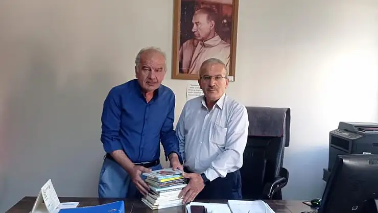Siirtli Yazarlardan Halk Kütüphanesine Kitap Desteği