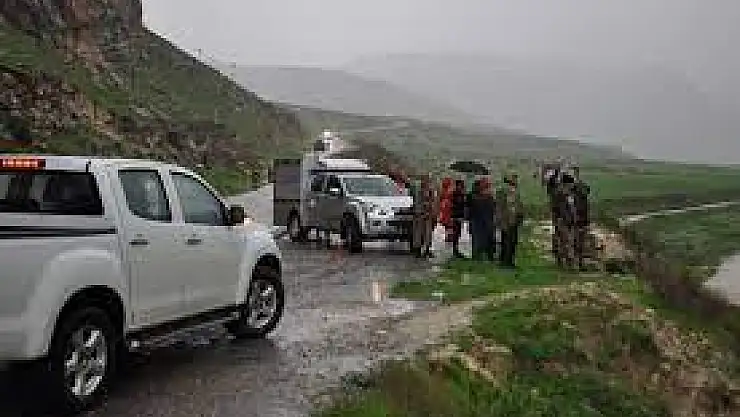 Siirt'te Aracıyla Botan Çayına Giren Sürücü Canını Zor Kurtardı!