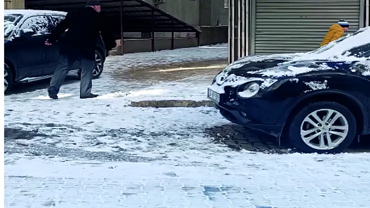 Siirt'te Dede ve Torunun Kar Topu Savaşı Renkli Görüntülere Sahne Oldu (Videolu)