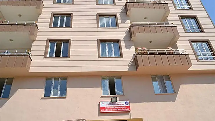 Siirt'te Esmahan Yurdundaki Çatlaklar Nedeniyle Tahliye Edilen Öğrenciler Güvenli Yurtlara Yerleştirildi