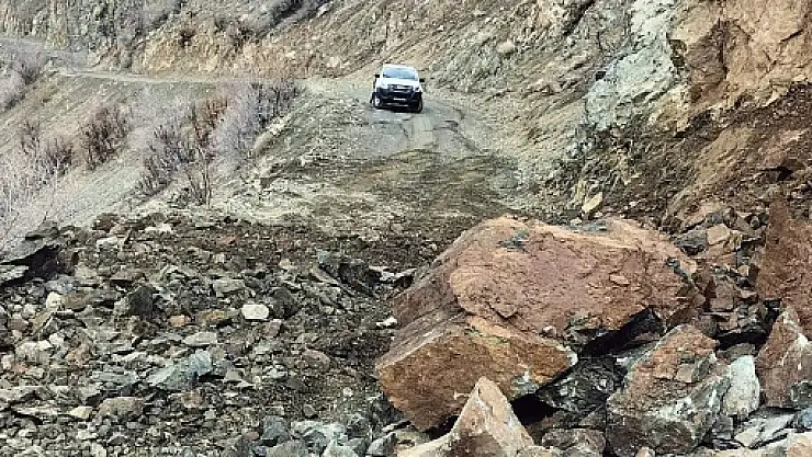 Siirt'te Heyelan Köy Yolunu Ulaşıma Kapattı 
