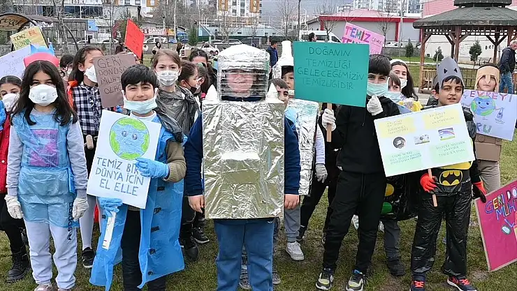 Siirt'te İlkokul Öğrencileri Geri Dönüşüm Kostümleriyle Çevre Temizliği Yaptı