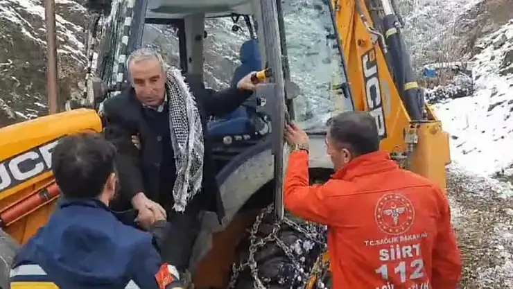 Siirt'te Kar ve Tipi Nedeniyle Yolda Mahsur Kalan Vatandaşların İmdadına Yetiştiler