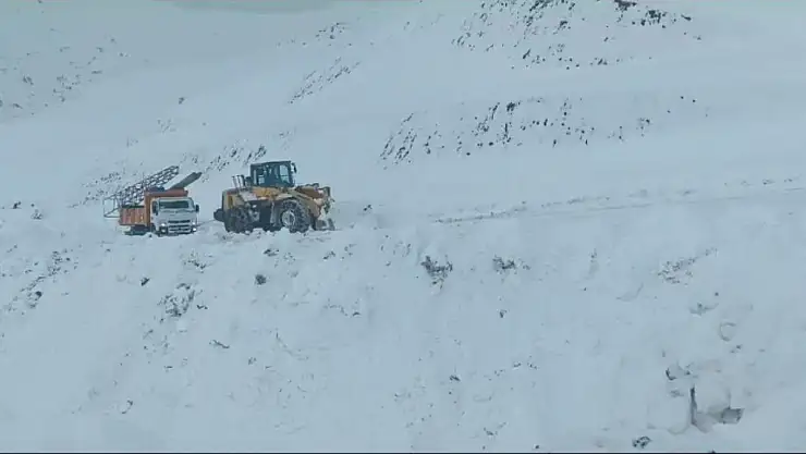 Siirt'te Karda Mahsur Kalan DEDAŞ Ekipleri Kurtarıldı!