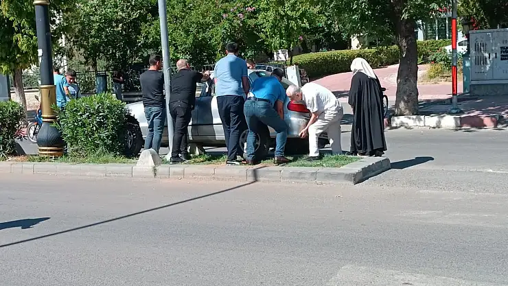 Siirt'te Kontrolden Çıkan Araç Orta Refüje Çıktı