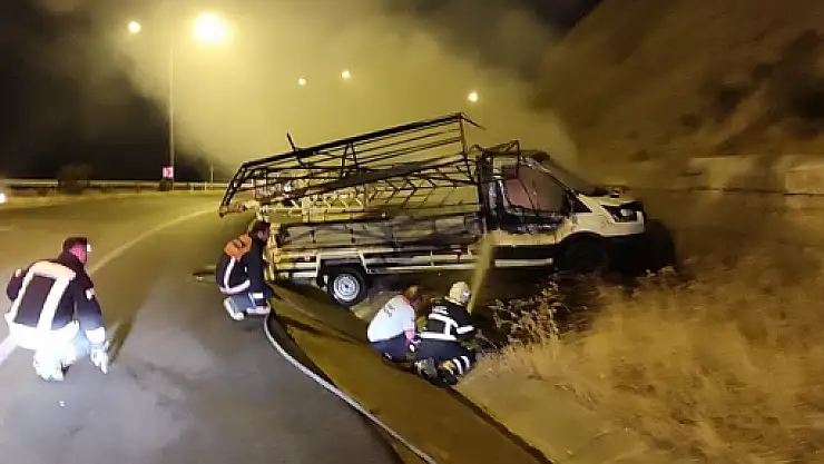 Siirt'te Seyir Halindeki Kamyonet Cayır Cayır Yandı