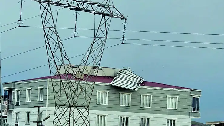 Siirt'te Şiddetli Fırtına, Apartmanın Çatısını Uçurdu!