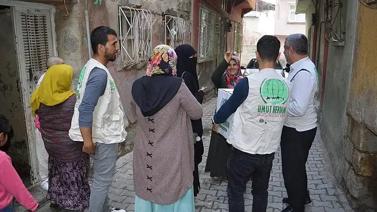 Siirt'te Umut Kervanı Yüzlerce Aileye Ramazan Yardımı Ulaştırdı