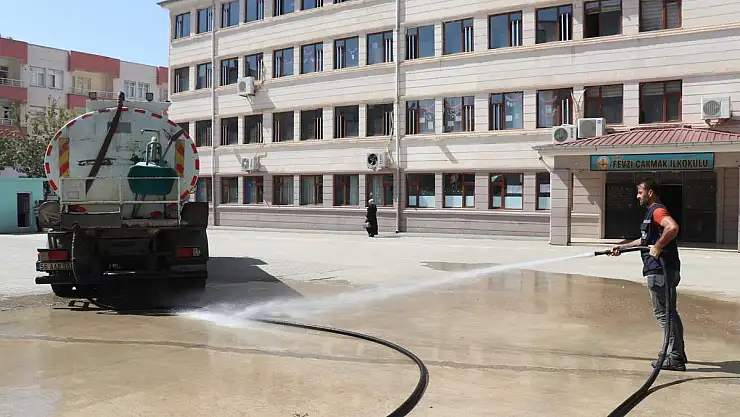 Siirt'te Yeni Eğitim Yılı Öncesi Okul Bahçelerinde Temizlik Seferberliği