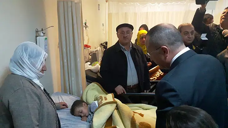 ŞİRVAN'DA MEYDANA GELEN GÖÇÜKTE 3 KİŞİ HAYATINI KAYBETTİ..VALİ ALİ FUAT ATİK YARALILARI HASTANEDE ZİYARET ETTİ