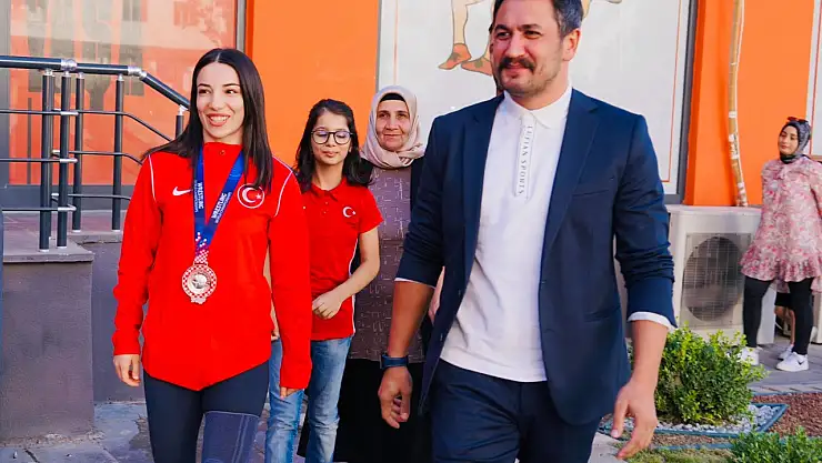 Spordaki Gururumuz Evin Demirhan Yavuz, Siirt'te Coşkuyla Karşılandı
