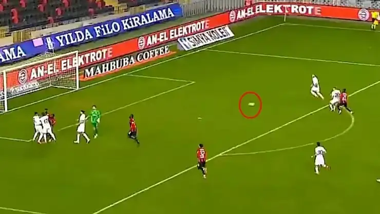 Süper Lig'de ilginç anlar! Herkes kavgayı ayırırken o hücum edip gol attı