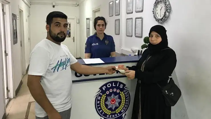 Suriyeli Kadın, Bulduğu Bin 920 Doları Sahibine Teslim Etti