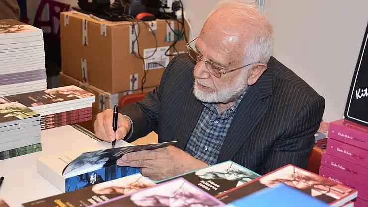 TARİHÇİ YAZAR SÜREYYA HOCA, GENÇLERLE SÖYLEŞİ VE İMZA GÜNÜNDE BİR ARAYA GELDİ