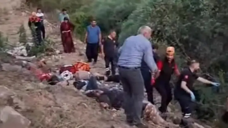 Tarım İşçilerini Taşıyan Minibüs Uçuruma Yuvarlandı: 4 Ölü, 18 Yaralı