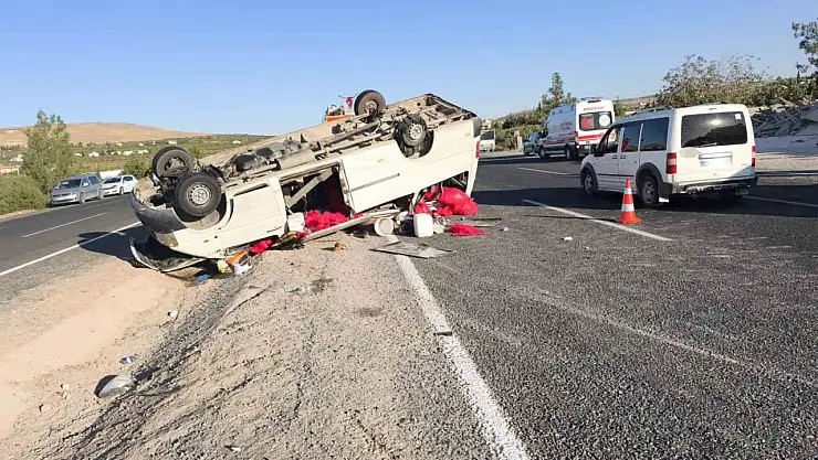 Tarım İşçilerini Taşıyan Minibüs Devrildi: 20 Yaralı