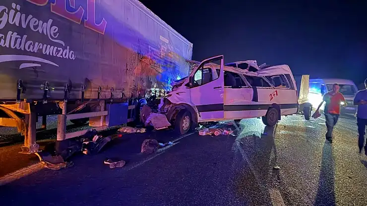 Tarım işçilerini taşıyan minibüs tıra çarptı: 3 ölü, 16 yaralı