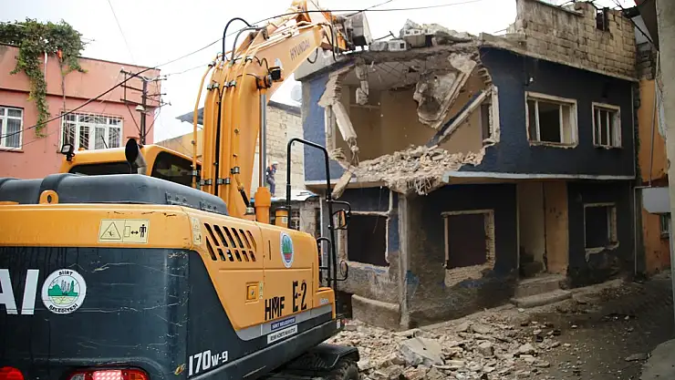 TEHLİKE ARZ EDEN BİNALAR YIKILIYOR