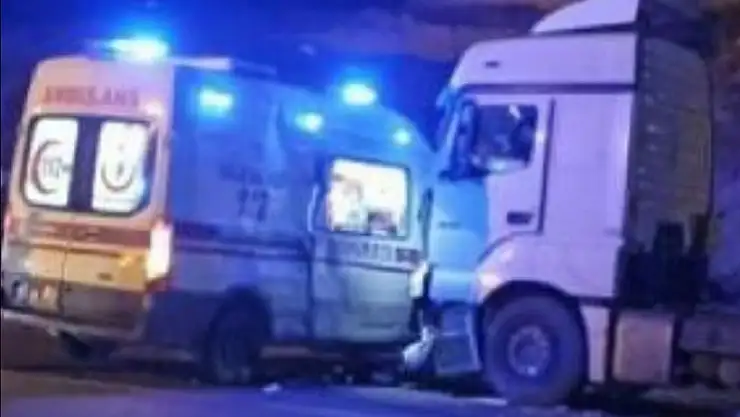 Tır Ambulansla Çarpıştı: Sağlık Personeli Yaralandı