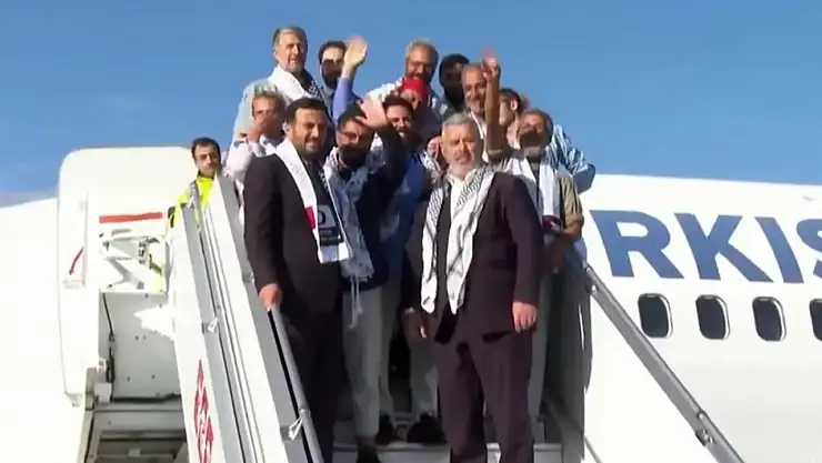 TÜRK AKTİVİSTLERİN BULUNDUĞU UÇAK İSTANBUL'A İNDİ! Sağlık kontrolünden geçirilecekler, emniyette ifadeleri alınacak