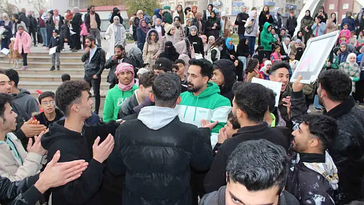 Türkiye'nin Birçok İlinde Olduğu Gibi, Suriyeli Mülteciler, Siirt'te de Beşşar Esed'in Düşmesini Kutladılar