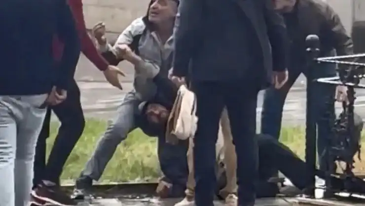 Uyuşturucu Kullanan Oğlunu Yerde Sürükleyip Kaldırım Taşıyla Dövdü