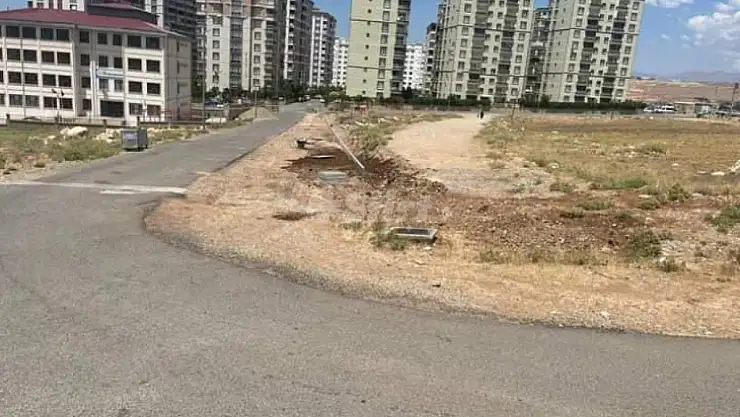 Uzun Süredir Yaşadıkları Yol ve Kaldırım Sorununa Çözüm Bulunmasını İstiyorlar