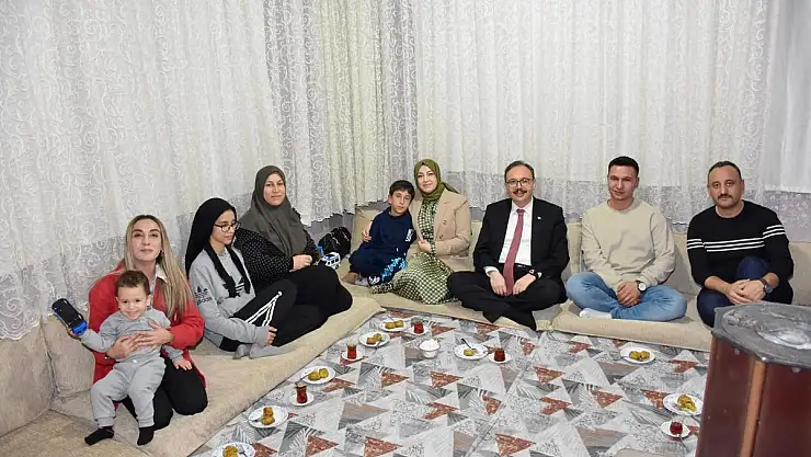 Vali Kızılkaya, İftarda 'ELİNÇ' Ailesiyle Bir Araya Geldi