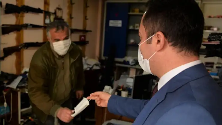 Vali sokağa çıkarak vatandaşlara bizzat maske dağıttı