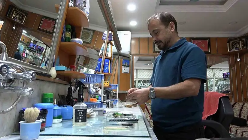 Siirt'te 'Kuaför' yerine 'berberi' tercih ediyor, klasik işletmesinde hala çeyrek asır önceki müşterisini tıraş ediyor
