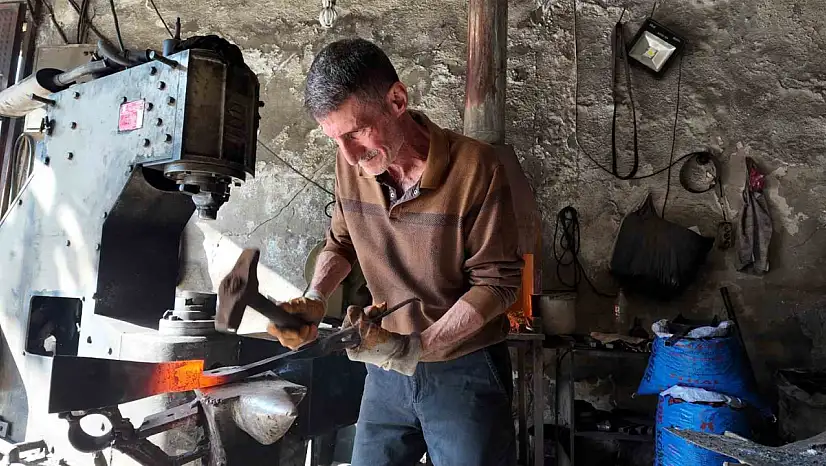 Siirt'te 60 yaşındaki usta, 45 yıldır demir dövüyor