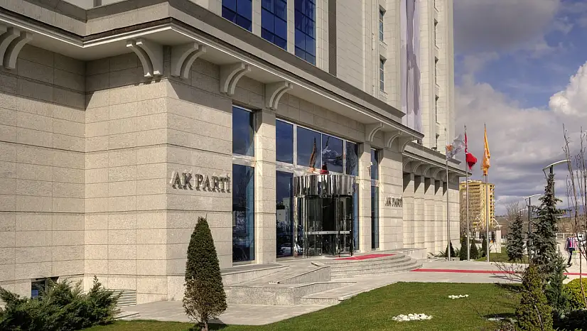 AK Parti İstanbul'da İki İlçe Başkanından İstifa: Mesajlar Dikkat Çekti