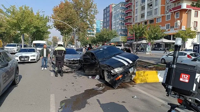 Batman'da Refüje Çıkan Araca Arkadan Çarpan Otomobilde 1 Kişi Yaralandı