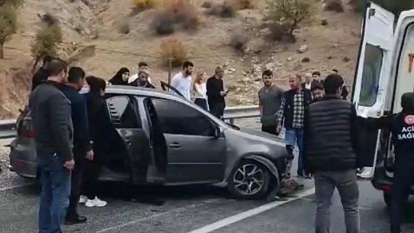 Batman'da trafik kazası: Sürücü bariyerlere çarpan araçta sıkıştı