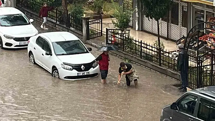 Batman'da yağış cadde ve sokakları göle çevirdi, vatandaş rögarları kendi imkanlarıyla açtı