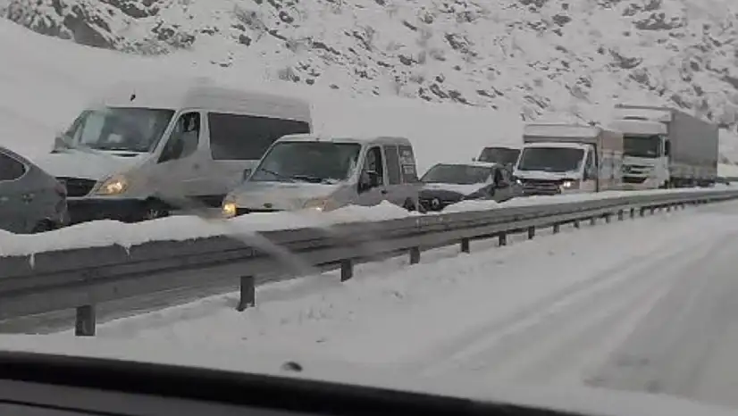 Bitlis–Siirt kara yolu yoğun kar yağışı nedeniyle durma noktasına geldi