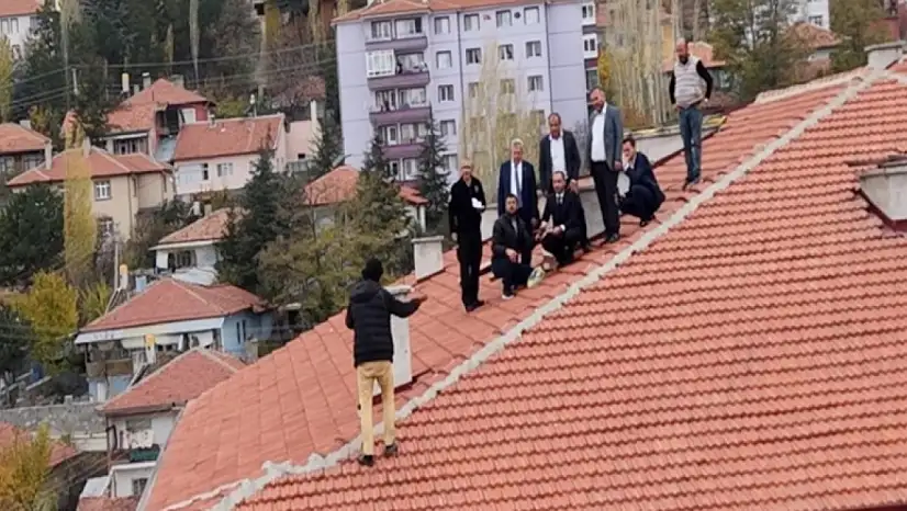 Çatıya Çıkan Siirtli Hasan'ı AK Parti İl Başkanı İkna Etti