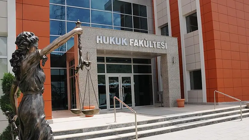 Danıştay'dan Kritik Karar: Hukuk Fakültesi Girişinde 'İlk 100 Bin' Barajı Geçici Olarak Durduruldu
