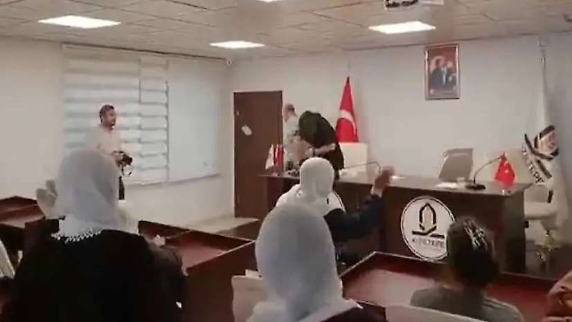 DEM Parti'de Kriz Derinleşti: İhraç Edilen Belediye Başkanına Mecliste Yumurtalı Protesto