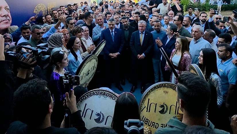 Diyarbakır'da Maç Öncesi Bakanlara Kürtçe Şarkılarla Coşkulu Karşılama