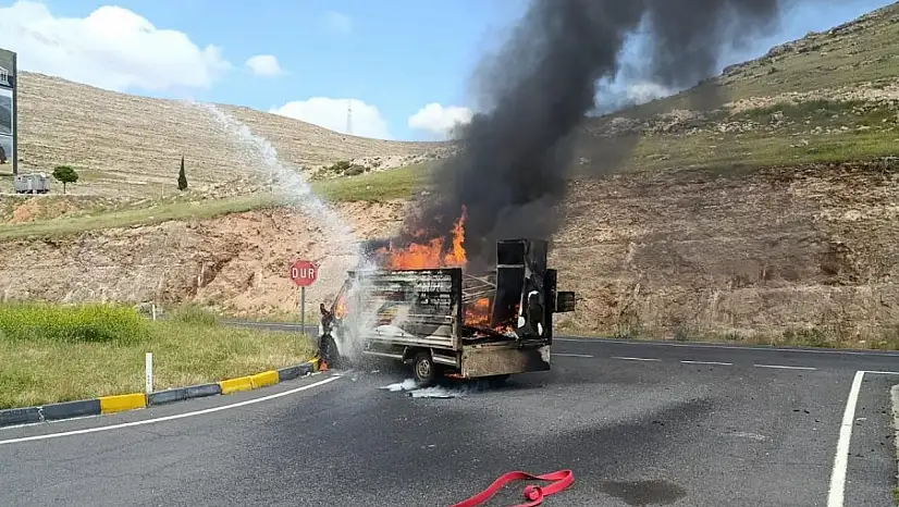 Diyarbakır'da seyir halindeki kamyonet alev topuna döndü
