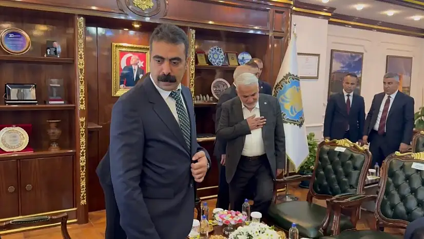 Diyarbakır'da Siyasi Gerilim Yeniden Alevlendi: Tokalaşmadan Geçen Ziyaret