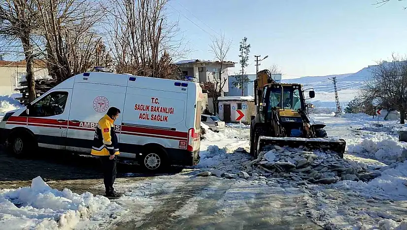 Ekipler ambulansın yolunu açtı, anne ve bebek hastaneye ulaştırıldı