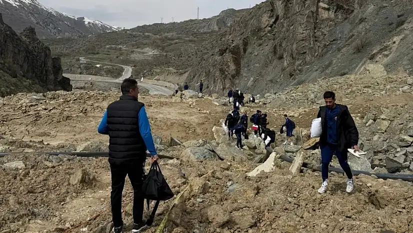 Hakkari Zapspor, Doğubayazıt Deplasmanına Yürüyerek Ulaştı: Yol Kapandı, Takım Çareyi Dağlık Arazide Buldu
