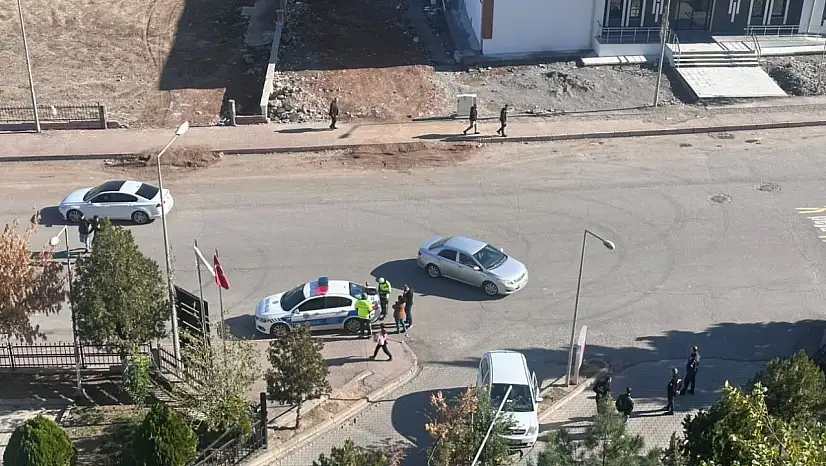 Siirt'te hastane bahçesine girmek isteyen sürücü refüje çıktı