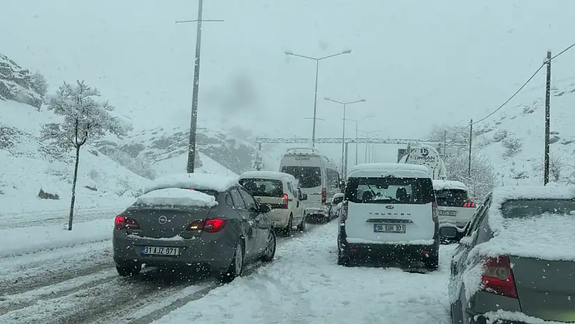 HÜDA PAR'lı Gültekin'den kar tepkisi: 'Siirt'in tek ana yolu 2 saattir açamamak da bir başarı'