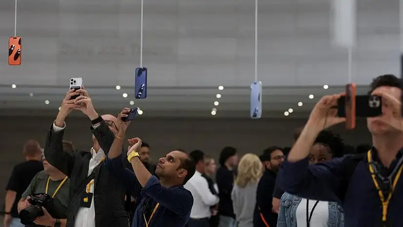 iPhone 17 Tanıtıldı: Fiyatlar Şaşırttı, Apple'dan 3 Bin 499 TL'lik 'Çapraz Askı' Sürprizi