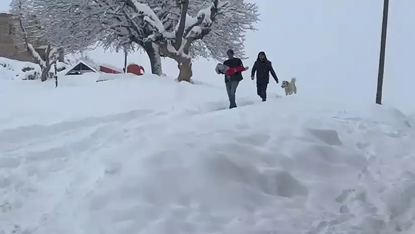 Kar altında zamanla yarış: Siirt'te 3 yaşındaki çocuk hastaneye ulaştırıldı